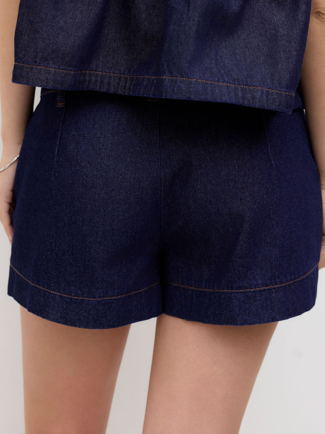 Shorts Vaqueros Micro Tiro Medio con Bordado Margaritas